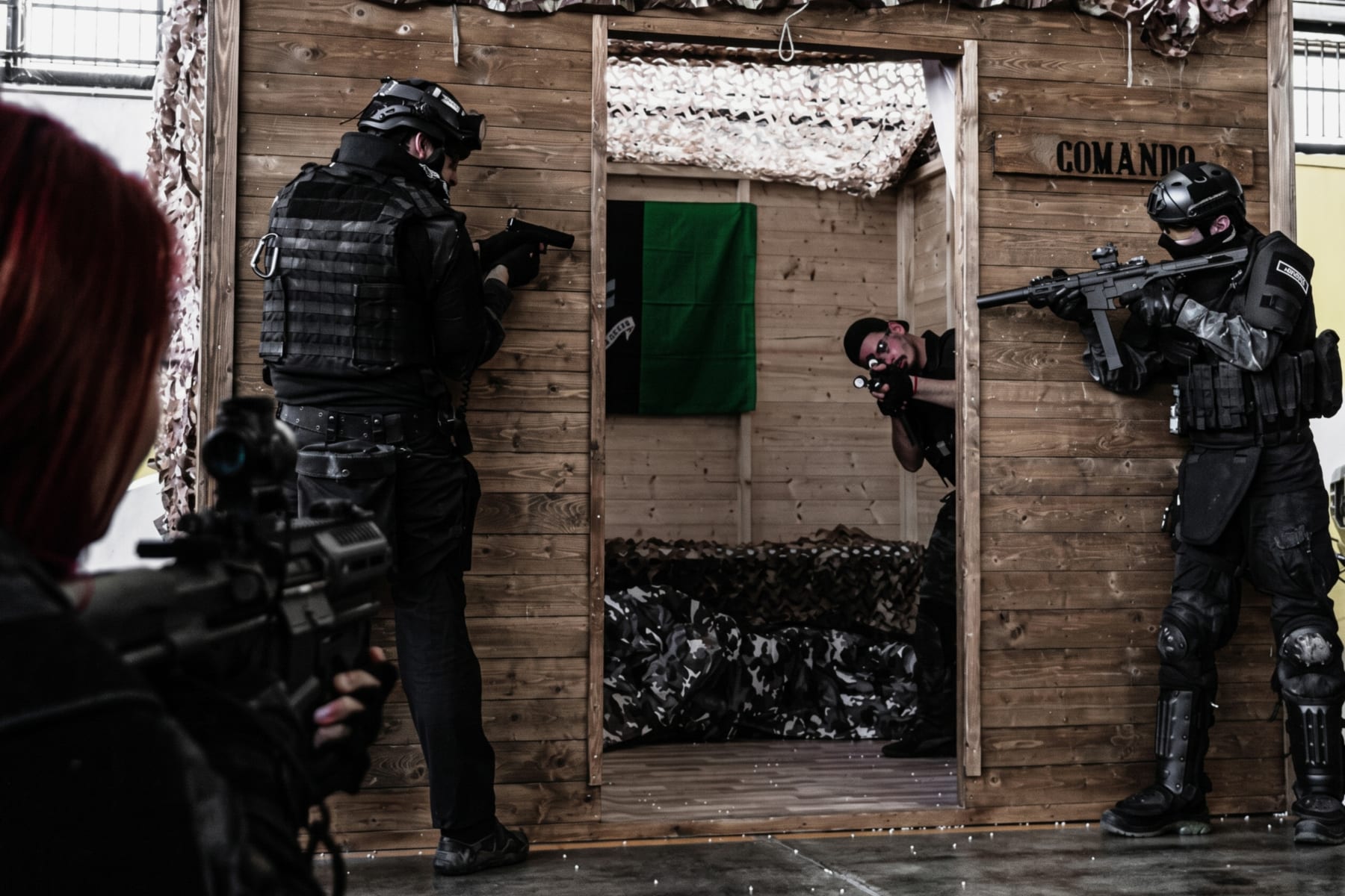 Giocatori in tenuta tattica ai lati di una casetta di legno con l'insegna «COMANDO».